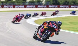 28圈- 摩托车赛赛场再起风云：胶东青龙队惊险晋级中原火狐队，赛场气氛火爆边后卫成为亮点